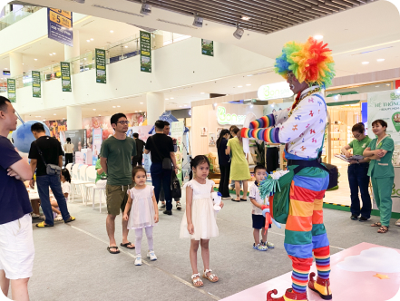 Chú hề nặn bóng